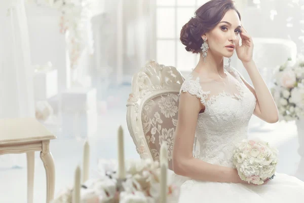 A bela mulher posando em um vestido de noiva — Fotografia de Stock