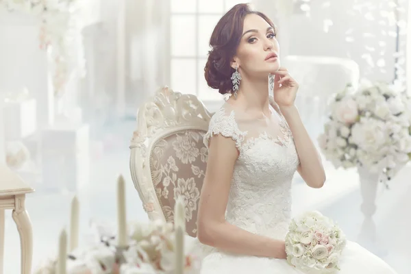 La hermosa mujer posando en un vestido de novia —  Fotos de Stock