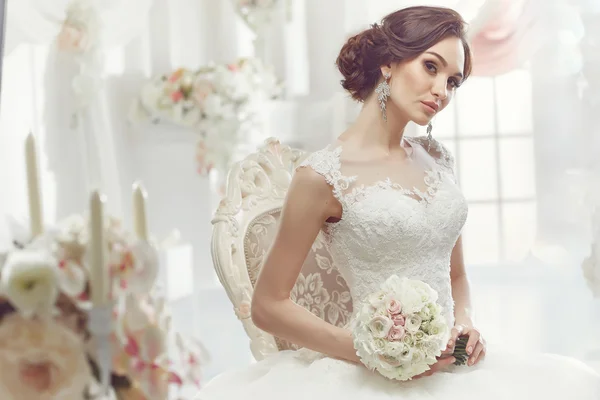 A bela mulher posando em um vestido de noiva — Fotografia de Stock