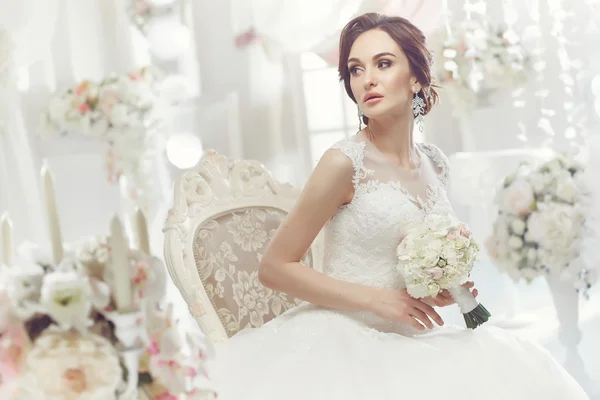 La bella donna in posa in un abito da sposa — Foto Stock