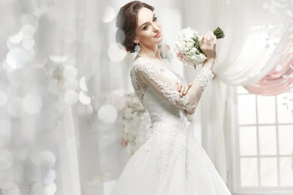 Piękna kobieta, pozowanie w sukni ślubnej — Zdjęcie stockowe