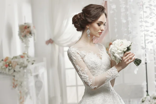 La hermosa mujer posando en un vestido de novia —  Fotos de Stock