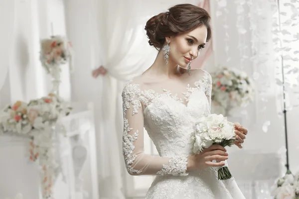 La hermosa mujer posando en un vestido de novia —  Fotos de Stock