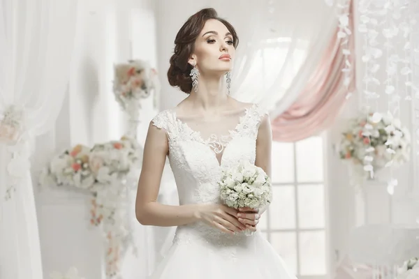 La hermosa mujer posando en un vestido de novia —  Fotos de Stock