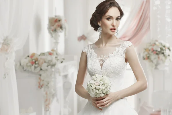 La hermosa mujer posando en un vestido de novia — Foto de Stock