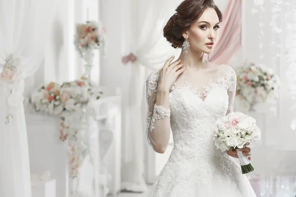 La hermosa mujer posando en un vestido de novia — Foto de Stock