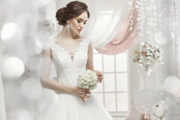 Den vakre kvinnen i brudekjole – stockfoto