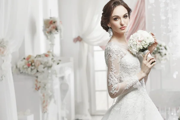 La belle femme posant dans une robe de mariée — Photo