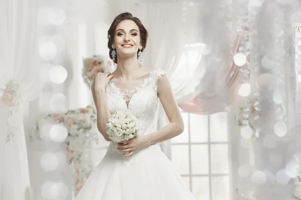 La hermosa mujer posando en un vestido de novia —  Fotos de Stock