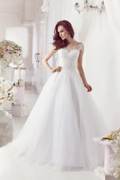 A bela mulher posando em um vestido de noiva — Fotografia de Stock
