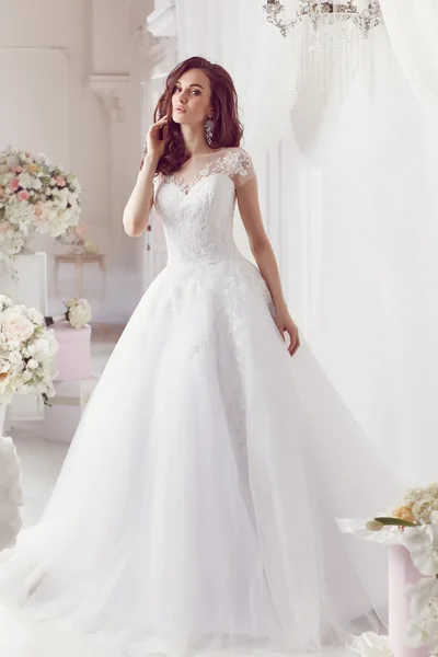 Красива жінка позує у весільній сукні — стокове фото