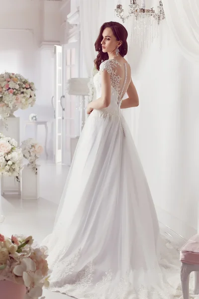 De mooie vrouw poseren in een trouwjurk — Stockfoto