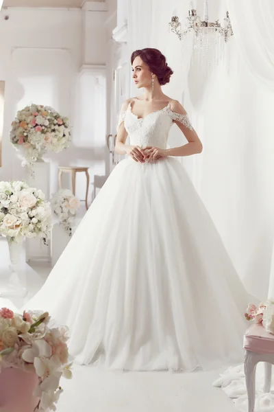एक शादी पोशाक में पोज़िंग सुंदर महिला — स्टॉक फ़ोटो, इमेज