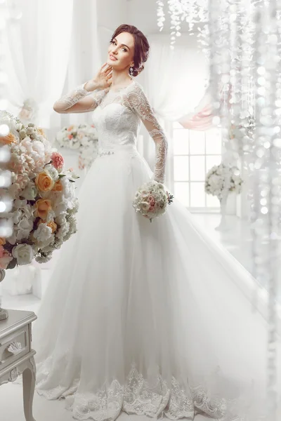 A bela mulher posando em um vestido de noiva — Fotografia de Stock