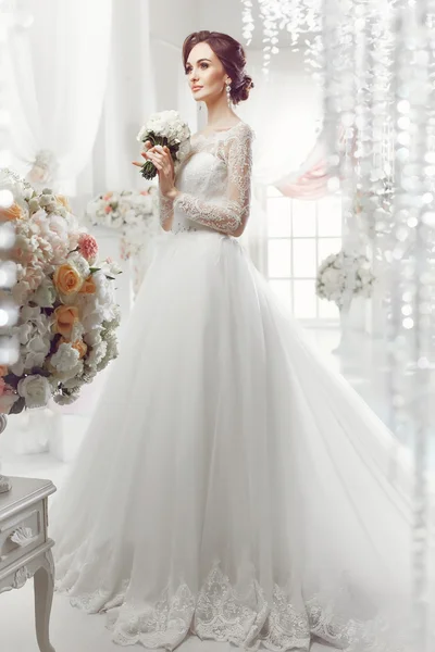 La belle femme posant dans une robe de mariée — Photo
