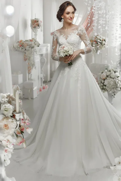 Красивая женщина позирует в свадебном платье — стоковое фото