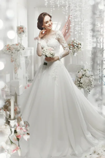 Красивая женщина позирует в свадебном платье — стоковое фото