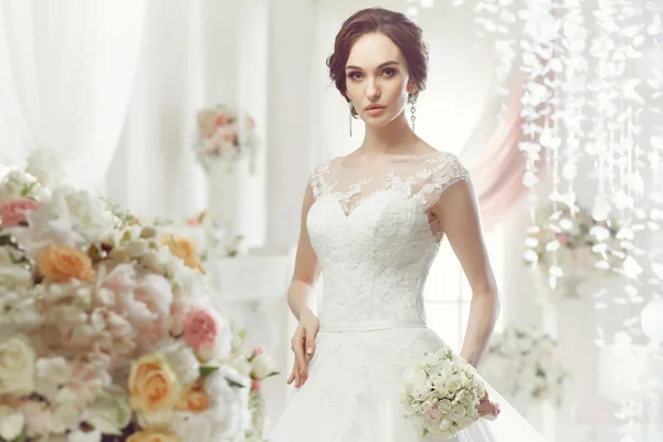 Frau posiert im Hochzeitskleid — Stockfoto