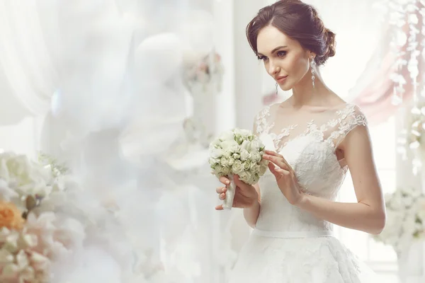 Žena pózuje ve svatebních šatech — Stock fotografie