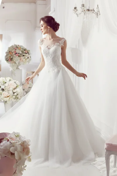 Mujer posando en un vestido de novia —  Fotos de Stock