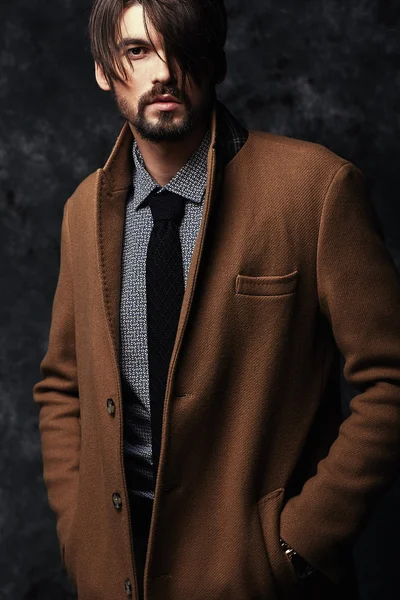 Молодий красивий чоловік в пальто - студійний чоловічий портрет — стокове фото