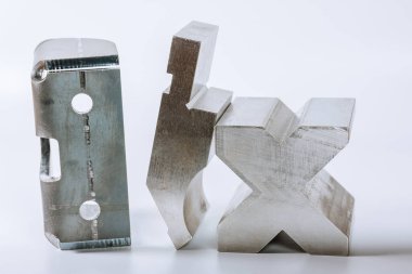 Metal levha bükme aleti ve ekipmanı beyaz arka planda izole edilmiş. Aletleri bük, frene bas, bas ve öl..