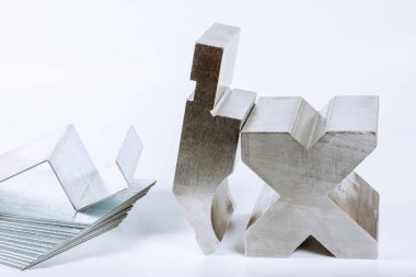 Metal levha bükme aleti ve ekipmanı beyaz arka planda izole edilmiş. Aletleri bük, frene bas, bas ve öl..