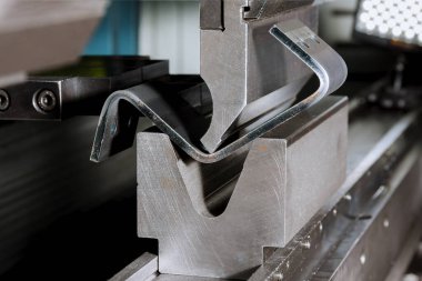 Bir metalurji fabrikasında modern hidrolik metal bükme makinesi.