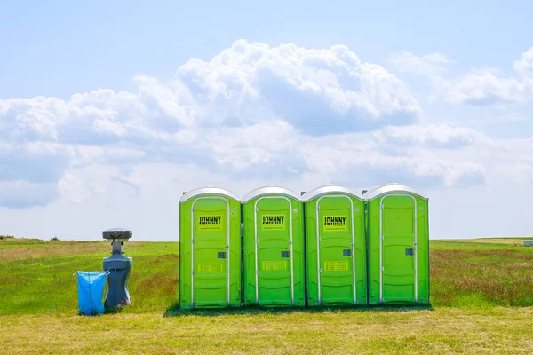 Skutech Republik Ceko Juni 2020 Toilet Portabel Rumput Dengan Latar — Stok Foto