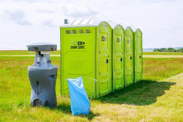 Skutech Republik Ceko Juni 2020 Toilet Portabel Rumput Dengan Latar — Stok Foto