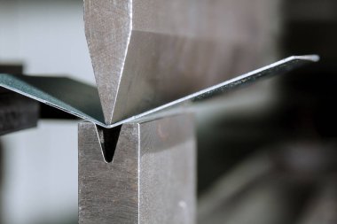 Hidrolik bükme makinesindeki metal levha bükme işlemi