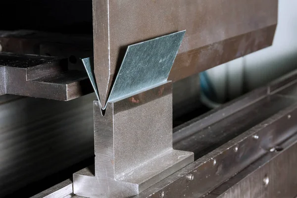 O processo de dobra de chapa metálica em uma máquina de dobra hidráulica — Fotografia de Stock