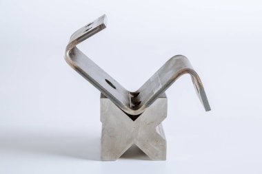 Metal levha bükme aleti ve ekipmanı beyaz arka planda izole edilmiş. Özel Bükme Makinesi kalıp yumrukluyor ve ölüyor. Fren aletlerine bas, araçları bük, frene bas ve öl..