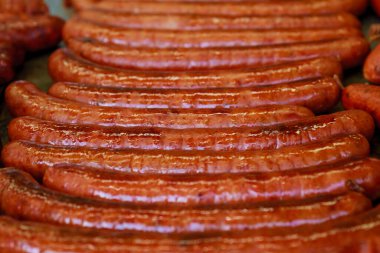 Prag sosisi ya da Wenceslas Sausage, Orta Avrupa 'da geleneksel bir sokak yiyeceğidir. Açık hava pazarında ızgara Çek sosisi. Kızarmış sosis. Sokak yemeği..