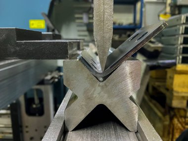 Metal levha bükme makinesi kullanarak metal parçaların bükülmesi