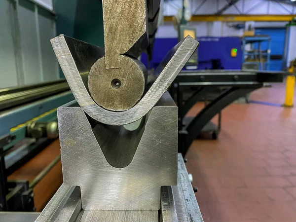 Dobragem de peças de chapa metálica usando uma máquina de dobra de chapa metálica — Fotografia de Stock