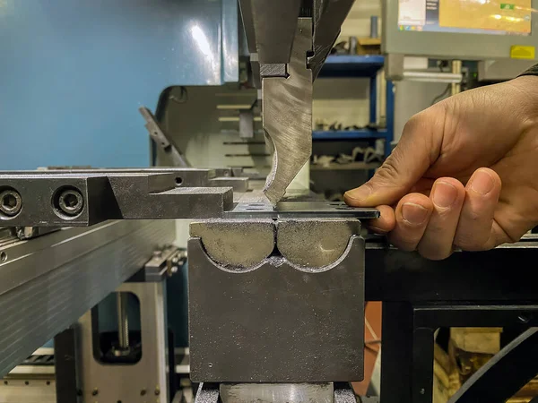 Pliage de pièces en tôle à l'aide d'une machine à cintrer en tôle — Photo