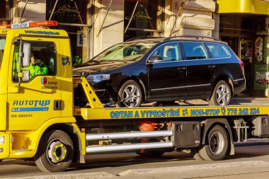 Prag, Çek Cumhuriyeti - 4 Ekim 2020: Araba kentteki bir tahliye aracına yüklendi