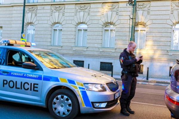 Prag, Çek Cumhuriyeti - 4 Ekim 2020: Bir polis memuru şehirde bir SUV durdurdu
