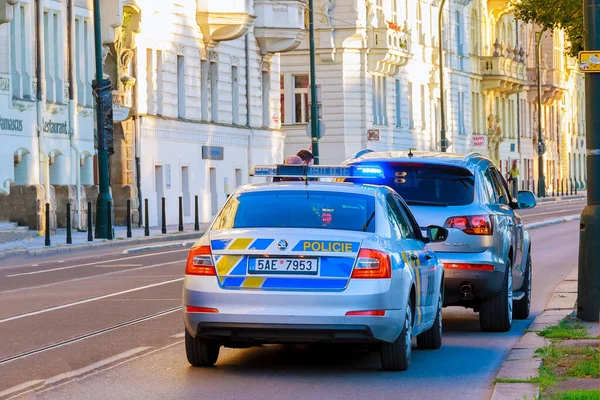 Prag, Çek Cumhuriyeti - 4 Ekim 2020: Bir polis memuru şehirde bir SUV durdurdu