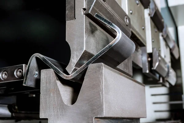 Hidrolik bükme makinesindeki metal levha bükme işlemi. Metal fabrikası.