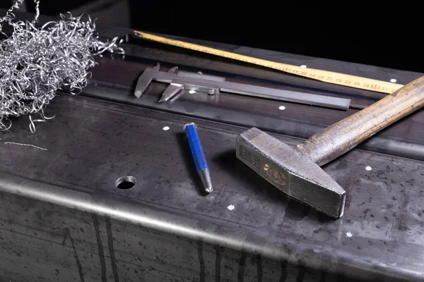 Marcação Uma Superfície Metal Para Furos Perfuração Com Quadrado Paquímetro — Fotografia de Stock