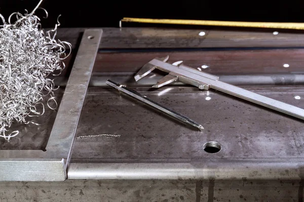 Metal Yüzeyde Kare Kalibreli Delikler Açmak Için Işaretleme — Stok fotoğraf
