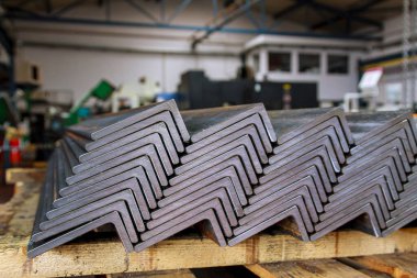 Yuvarlanmış metal. Fabrikada çelik yığını var. Profil.