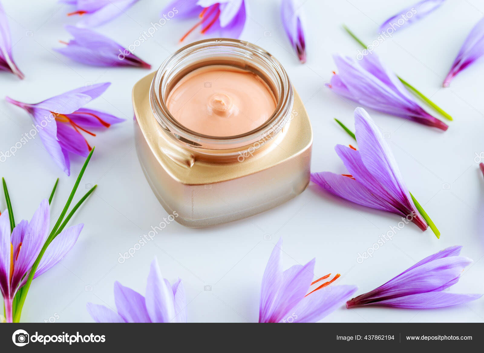 白色背景的藏红花花和带有藏红花精华的化妆品霜 图库照片 C Zhaaks Gmail Com