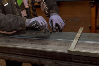 İşaretleme aletleri. Delmek için metal bir yüzey üzerinde işaretler.