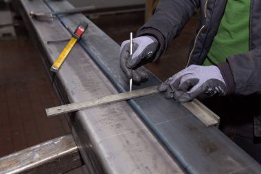 İşaretleme aletleri. Delmek için metal bir yüzey üzerinde işaretler.