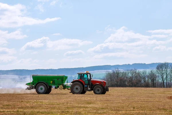 Landbouwwerkzaamheden Tractor Die Mest Verspreidt Grasveld — Stockfoto