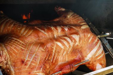 Bütün domuzu ızgarada pişirmek. Kızarmış domuz..