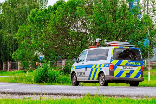 Skutech, Çek Cumhuriyeti, 26 Haziran 2020: Çek kasabasında yolun kenarına bir polis arabası park etti.